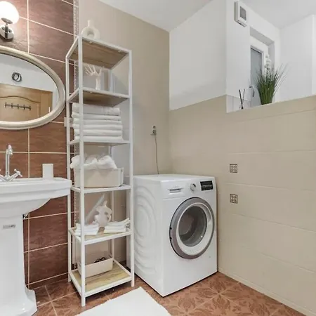 Exclusive In Centre Apartment *
